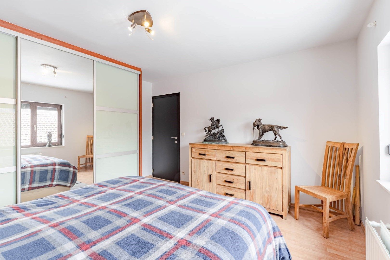 Gerenoveerde, goed onderhouden woning nabij het centrum van Bree mét een grote garage/werkplaats bereikbaar langs de Filterstraat aan de achterzijde van de woni foto 18