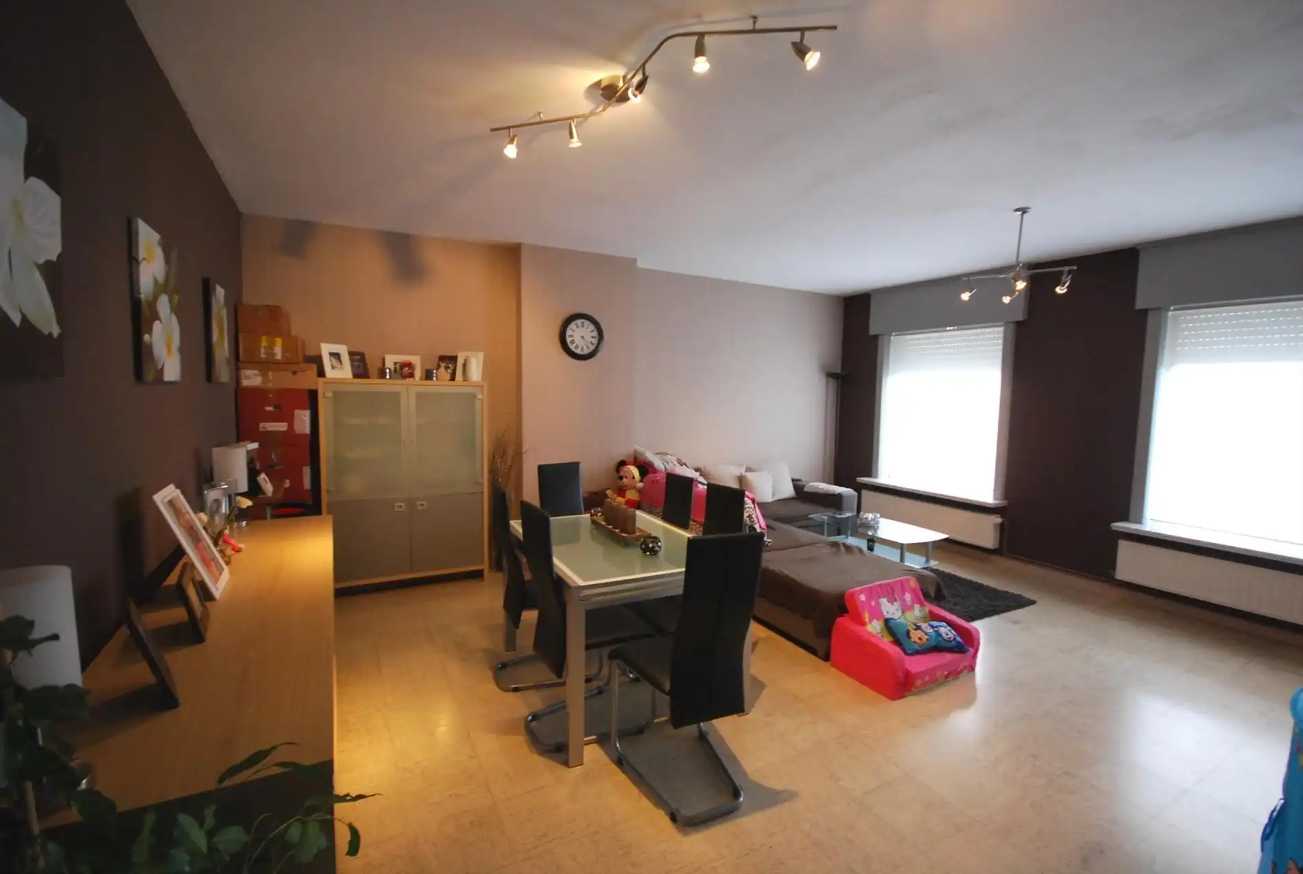 HALFOPEN WONING MET 3 SLAAPKAMERS EN AANGENAME TUIN foto 2