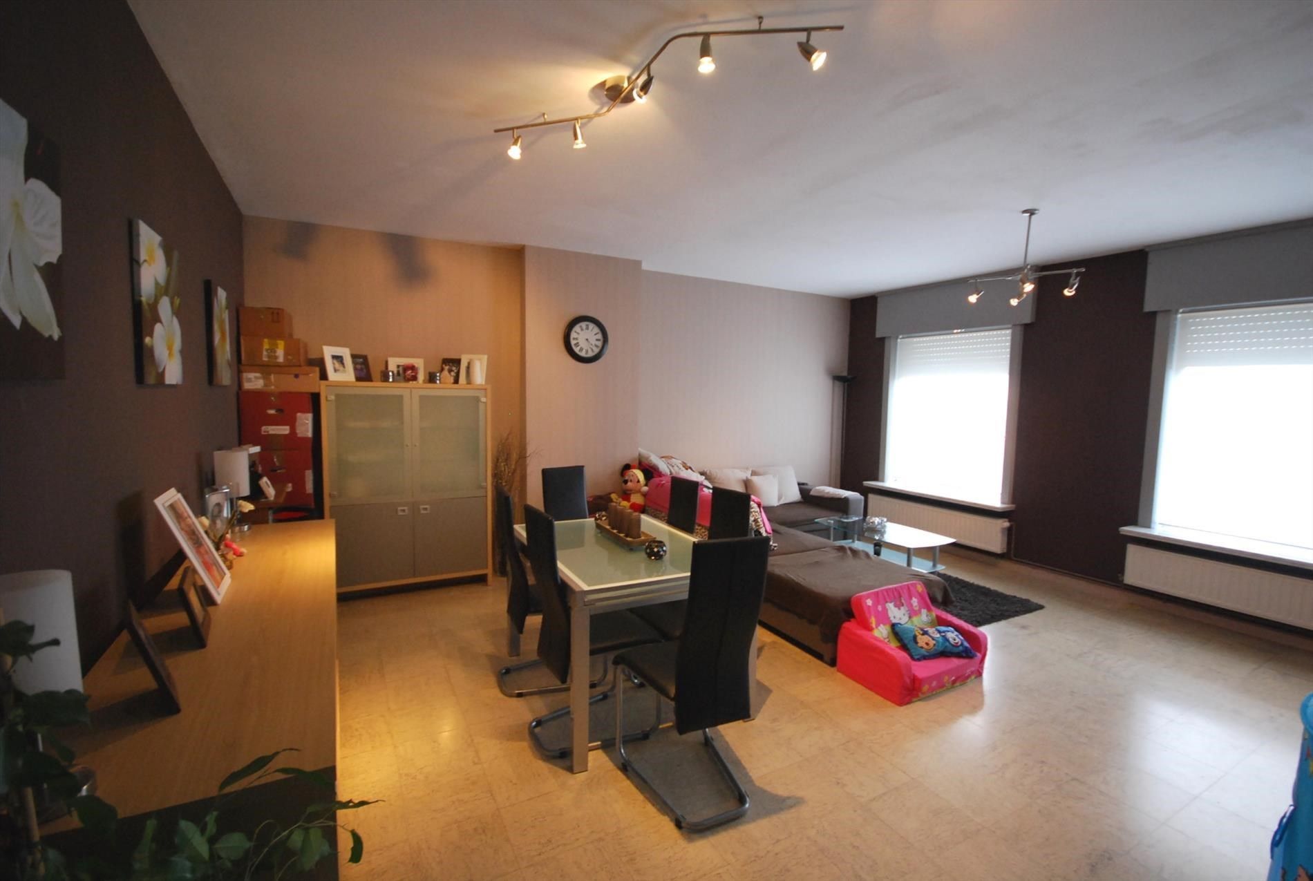 HALFOPEN WONING MET 3 SLAAPKAMERS EN AANGENAME TUIN foto 2