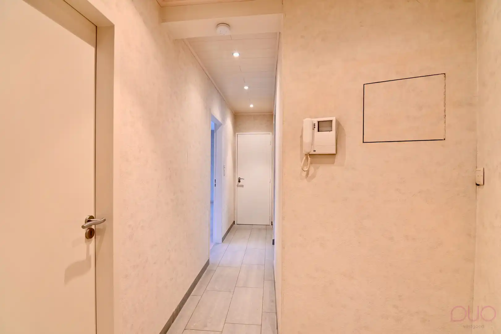 Instapklaar appartement met terras in hartje Sint-Truiden foto 8