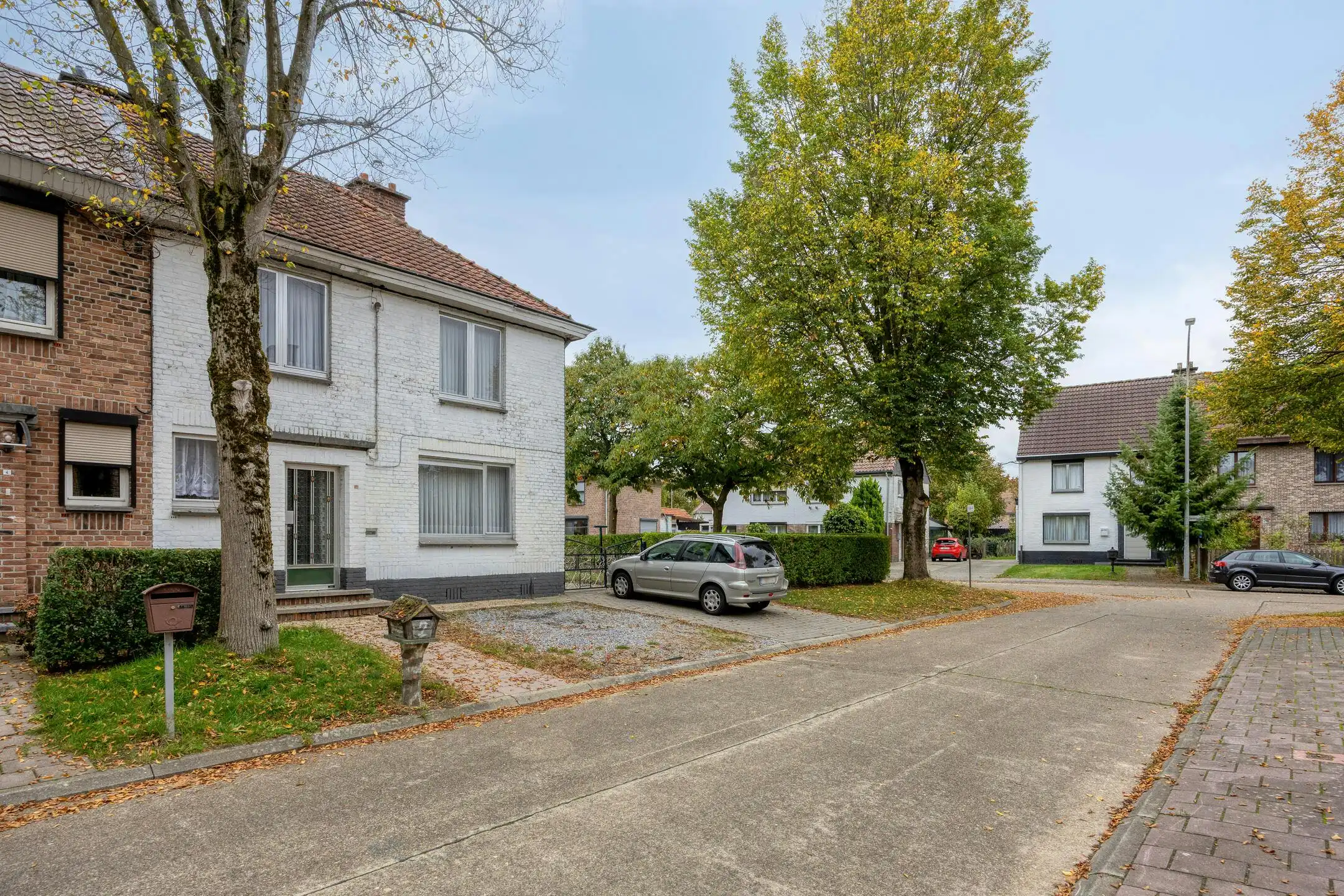 Te renoveren woning met zonnige tuin in Genk foto 30