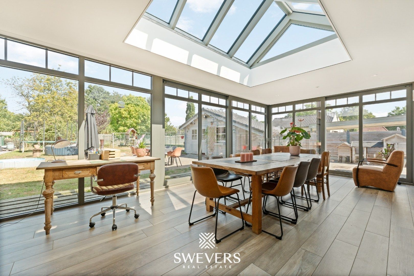 Ruime open bebouwing met nieuwe keuken en veranda foto 12