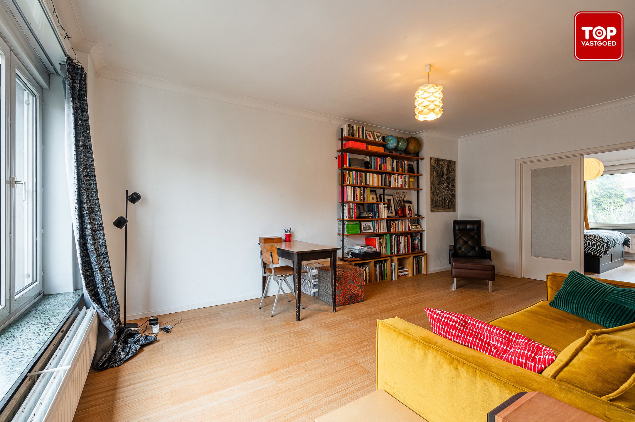 Op te frissen tweeslaapkamerappartement nabij de Stationsbuurt Gent-Sint-Pieters. foto 4