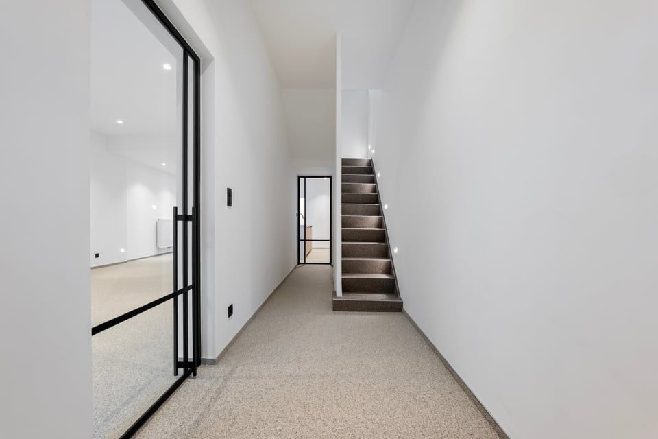 PRACHTIG GERENOVEERDE HERENWONING MET 3 SLPKS OP CENTRALE LIGGING foto 2