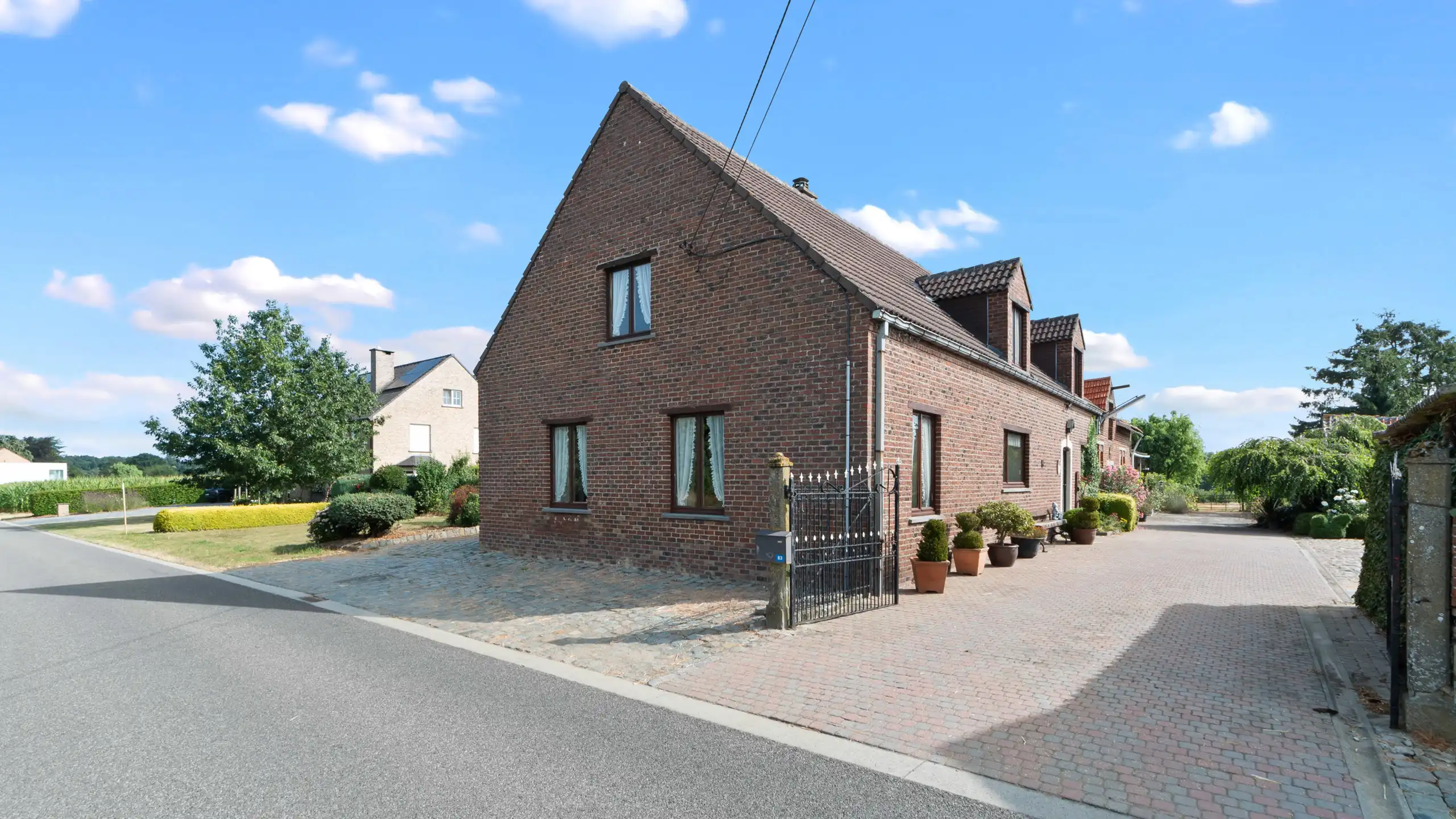 TIELT-WINGE- Ruime woning met bijgebouwen, binnenkoer op 96a foto 3