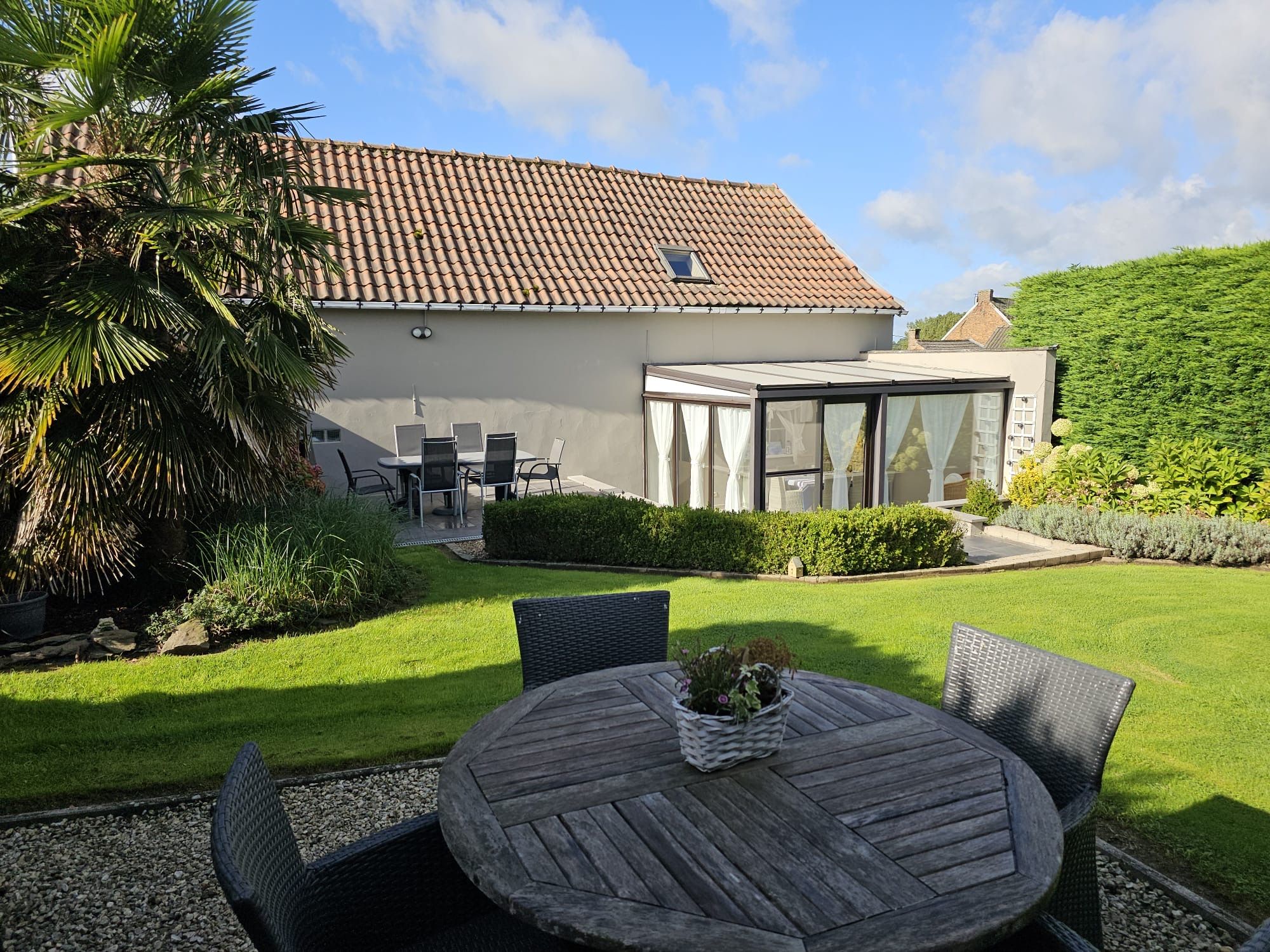 Woning in landelijke stijl met tuin, veranda en ruime garage  foto 25