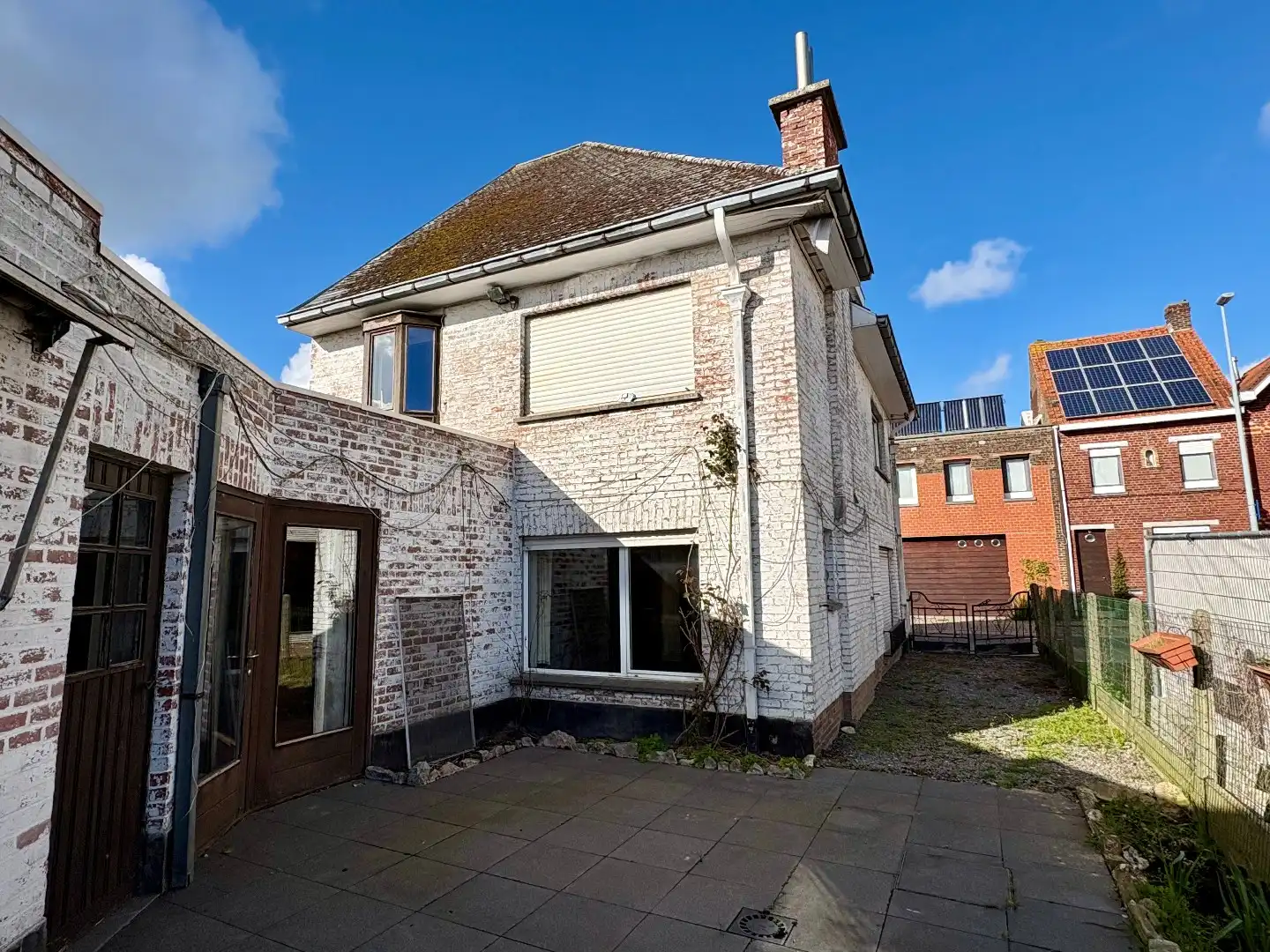 Hoofdfoto van de publicatie: Te renoveren woning met 233m², garage, tuin en vele slaapkamers.