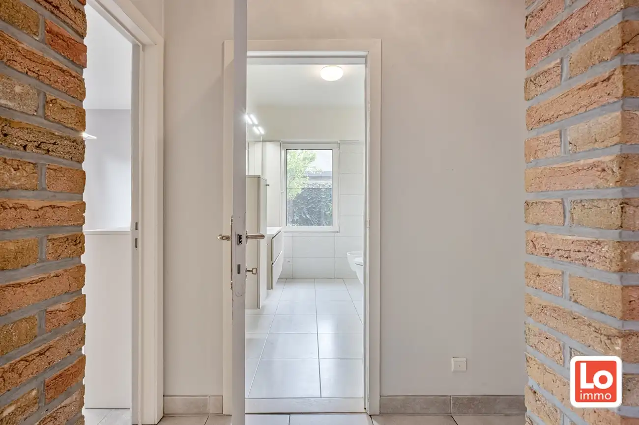 Degelijke open (kangoeroe)woning met inpandige garage en gezellige zuidwest georiënteerde tuin op een rustige locatie nabij het centrum van Lochristi! foto 13