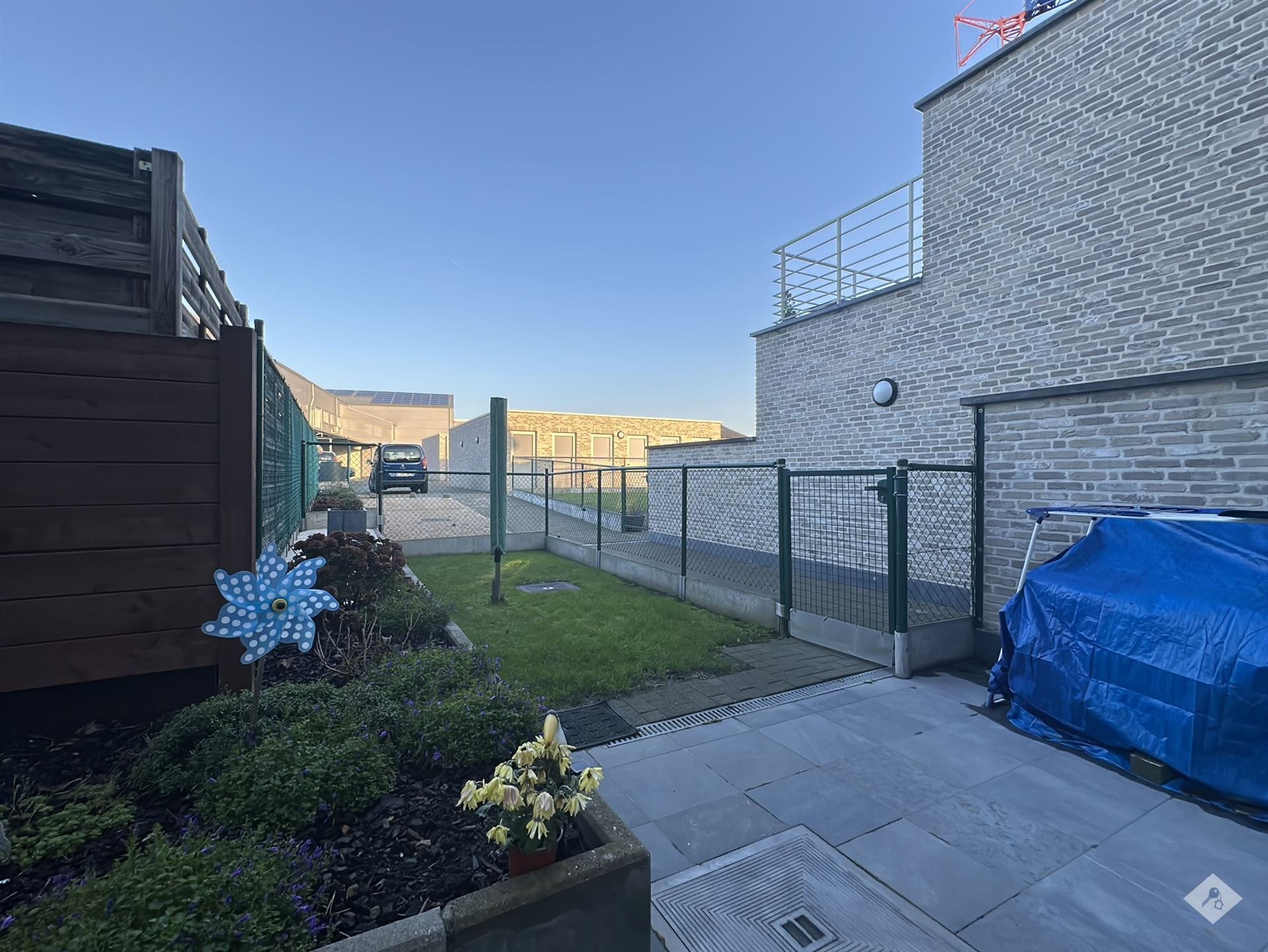 Ruim appartement met tuin, garage en buitenberging foto 15