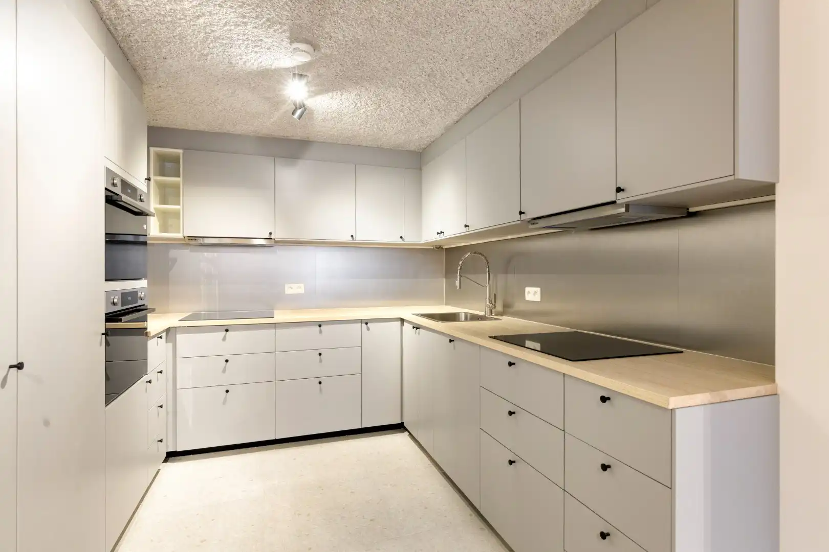 Volledig gerenoveerde studentenkamer in residentie met 15 studentenkamers en een 1slaapkamer appartement in hartje Leuven - EPC label A! foto 9