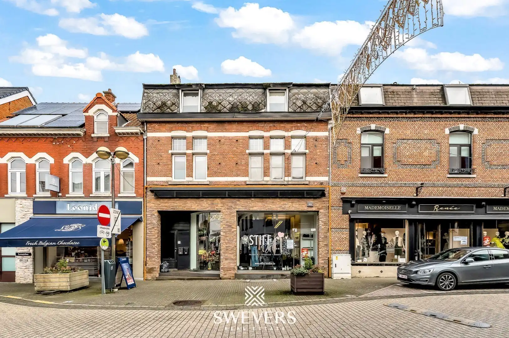 Instapklaar handelspand met ruime opslag en uitstekende visibiliteit in centrum Beringen foto {{pictureIndex}}