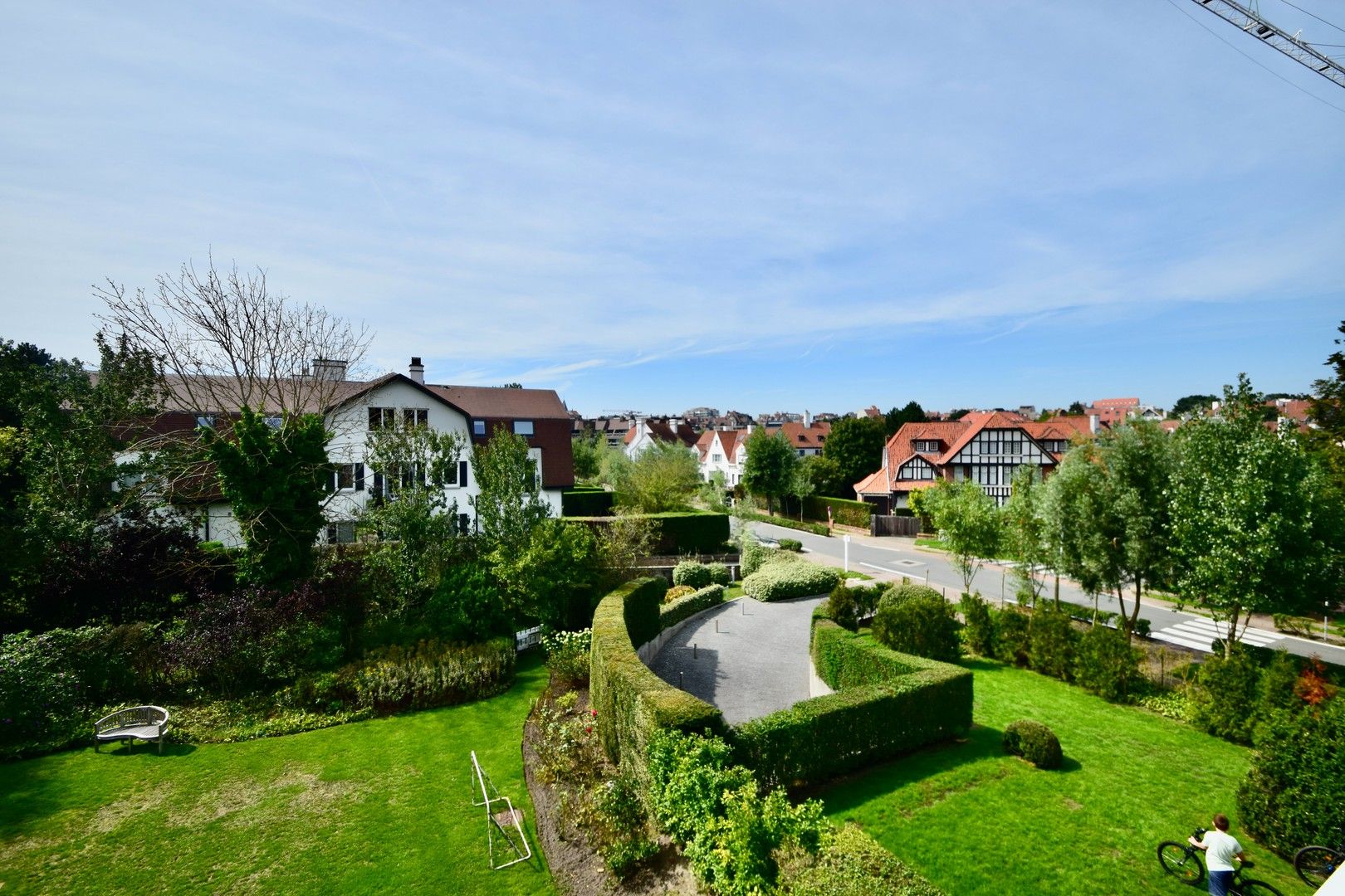 Zonnig gerenoveerd appartement met zuidwestgericht terras en open zicht op wandelafstand van het strand in hartje Zoute. foto 3