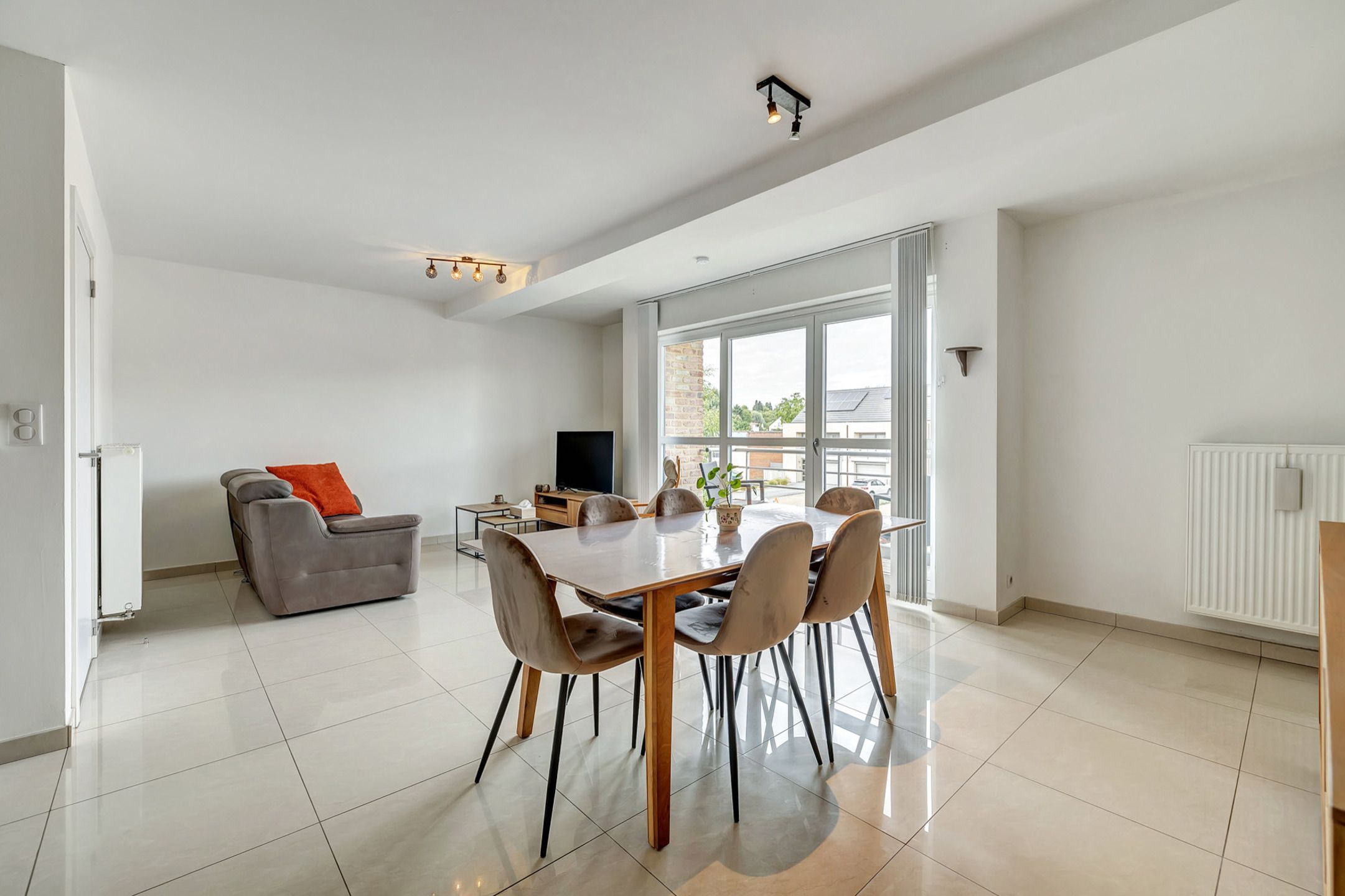 Instapklaar appartement met garage en ruime kelderberging foto 3