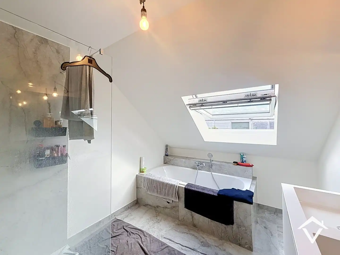 Nieuwbouwwoning met 3 slaapkamers, carport en tuin foto 16