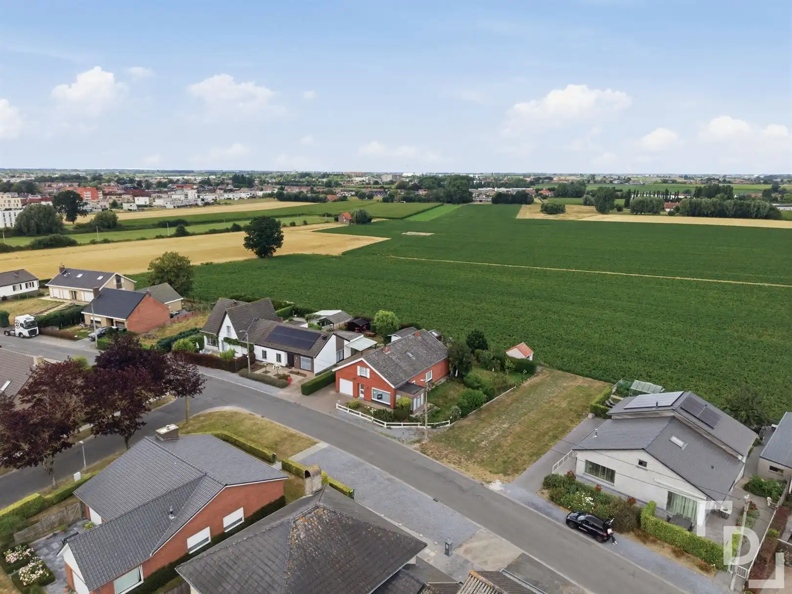 Losstaande woning met landelijke verzichten te koop in Ieper. foto 34