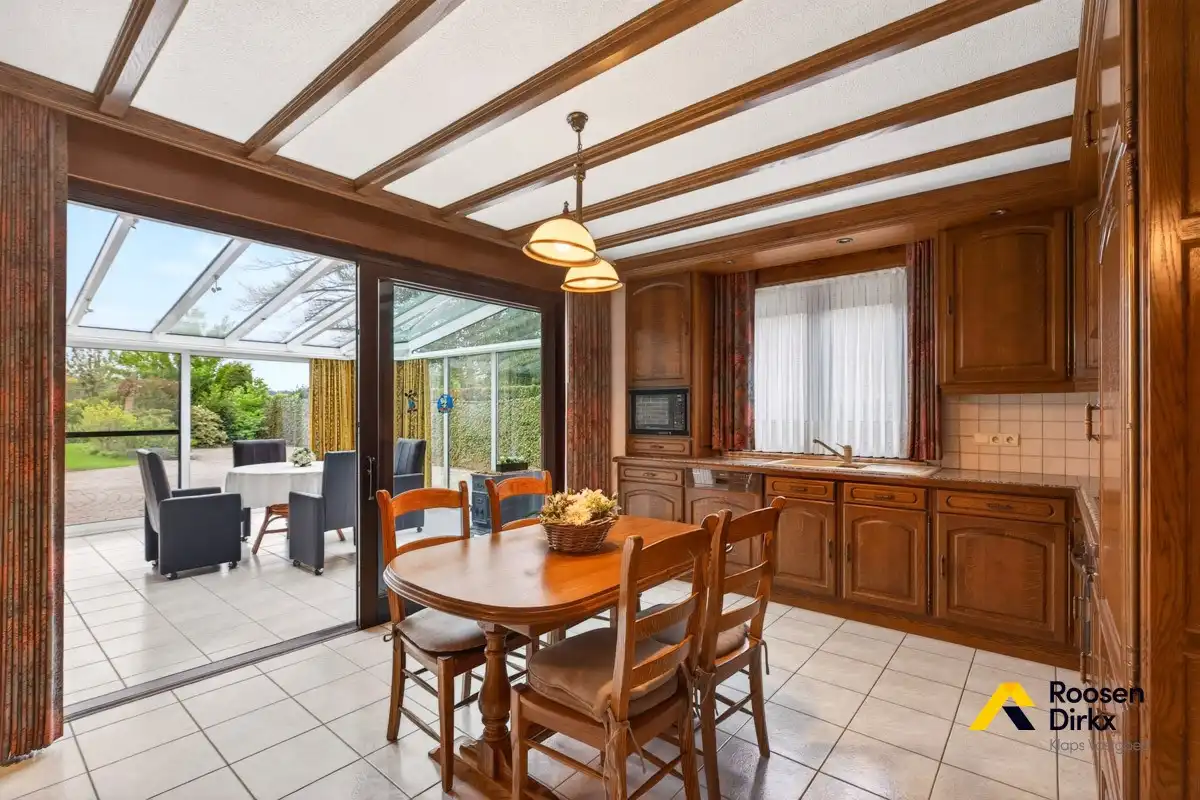 Vrijstaande en degelijke gezinswoning met 300m² bewoonbare oppervlakte en mogelijk 5 slaapkamers op perceel van 974m² foto 10