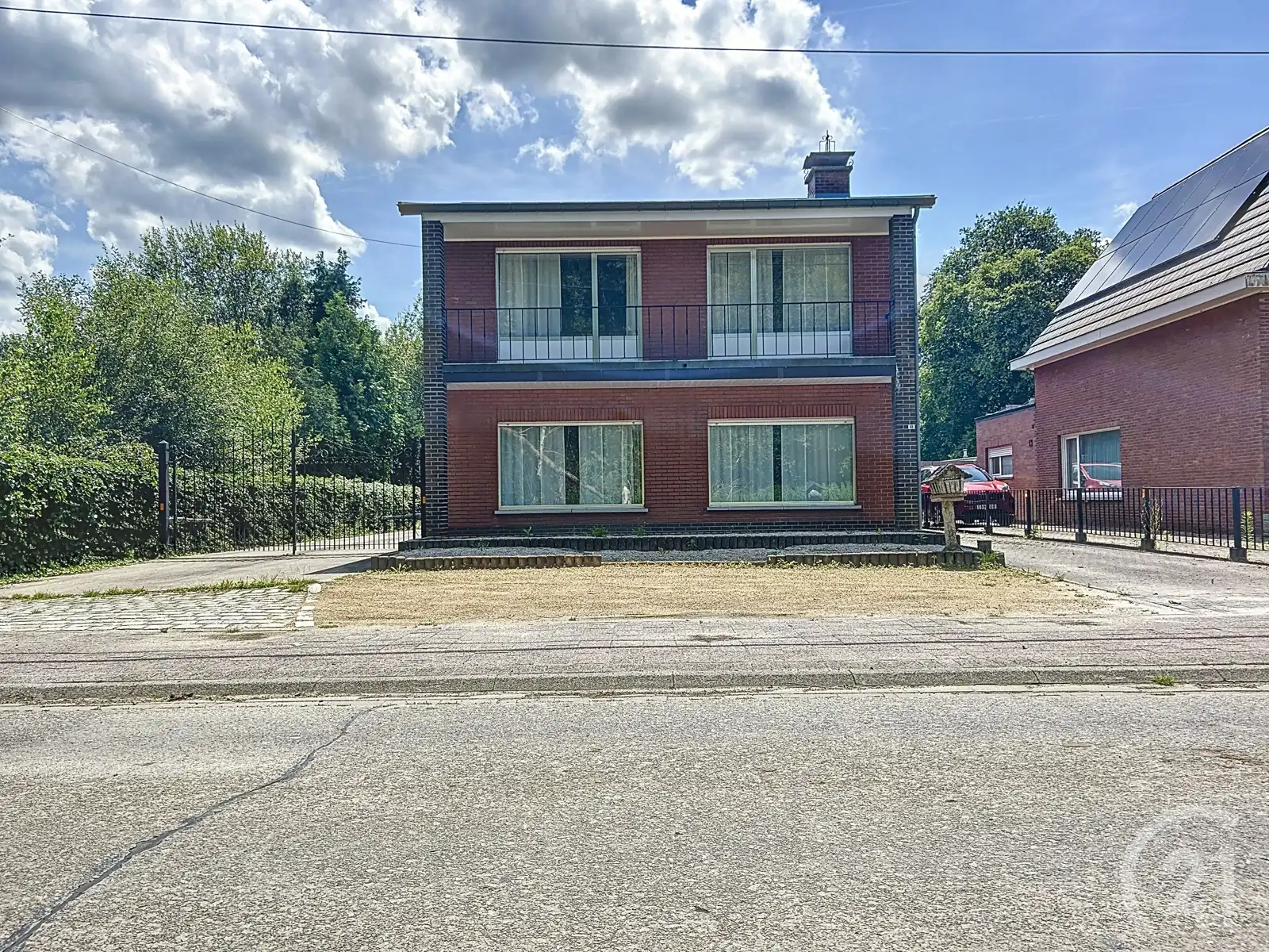 Hoofdfoto van de publicatie: Huis met magazijn en kantoorruimte te koop!