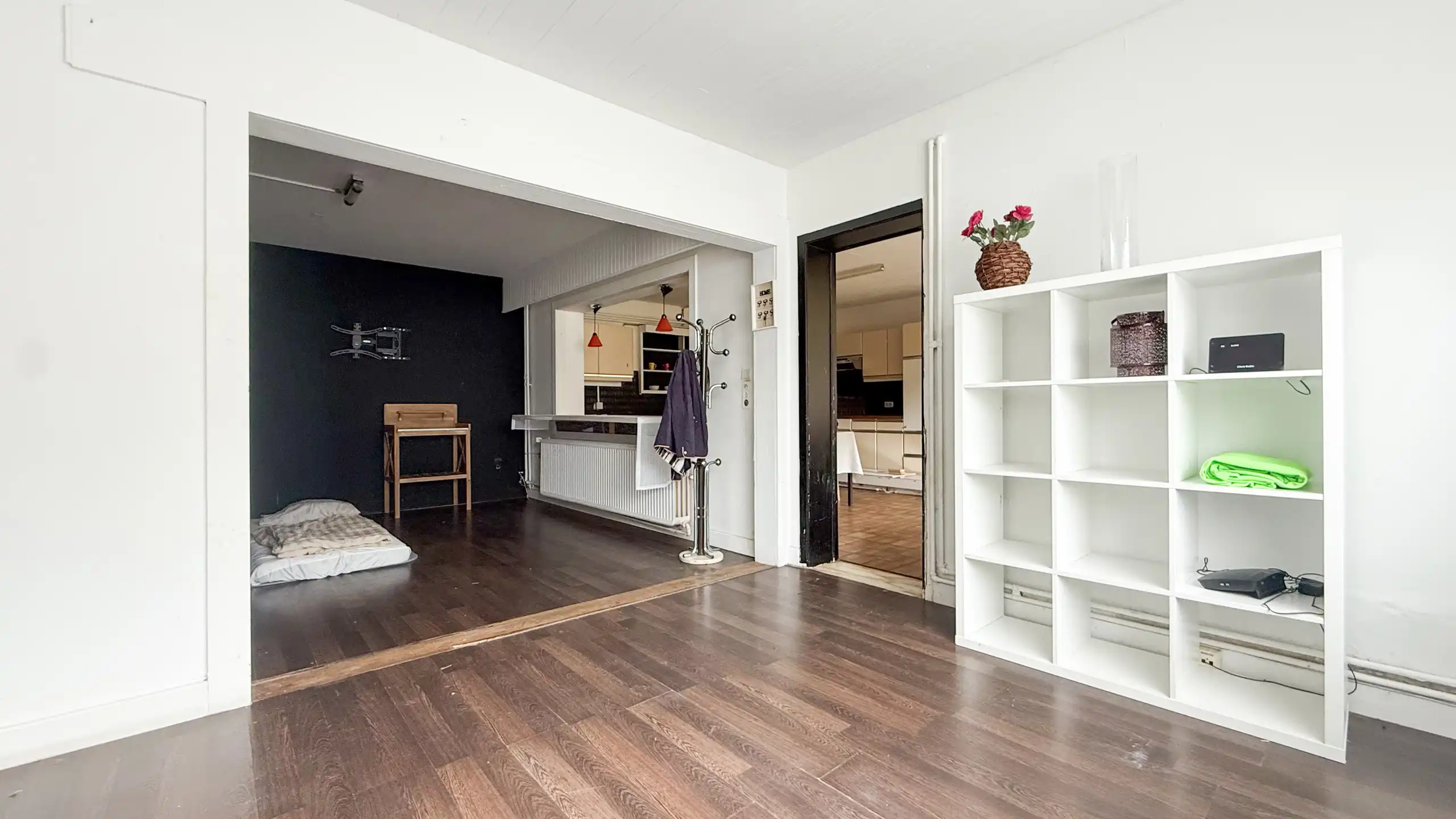 Deels gerenoveerde woning met ruime leefruimte en 3 slpkms! foto 2