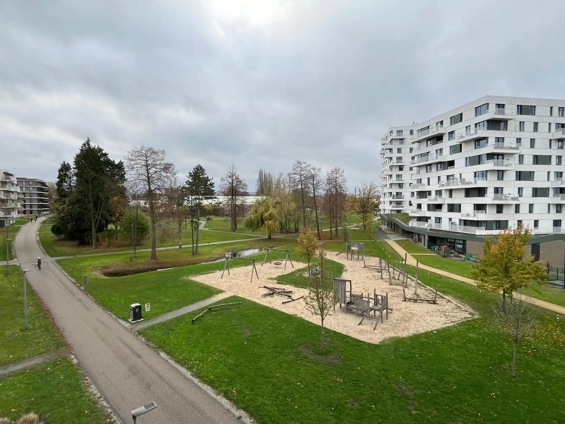 Prachtig twee-slaapkamerappartement mét parking en terras. foto 7