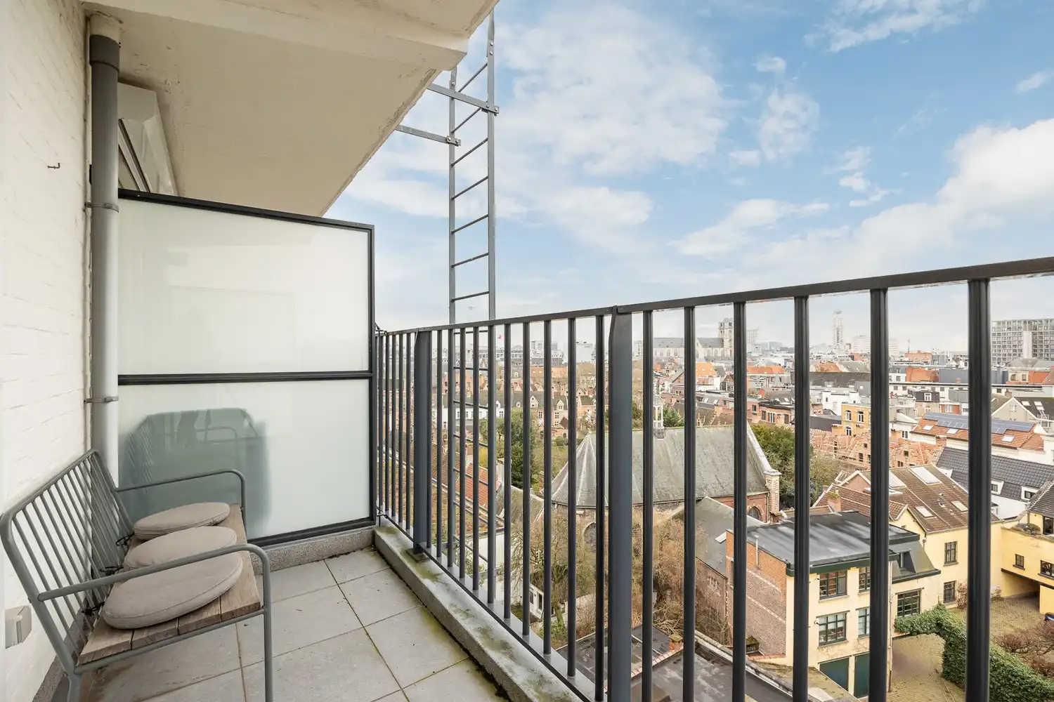 Stijlvol 2-slp app met terras en panoramisch uitzicht over Antwerpen foto 13