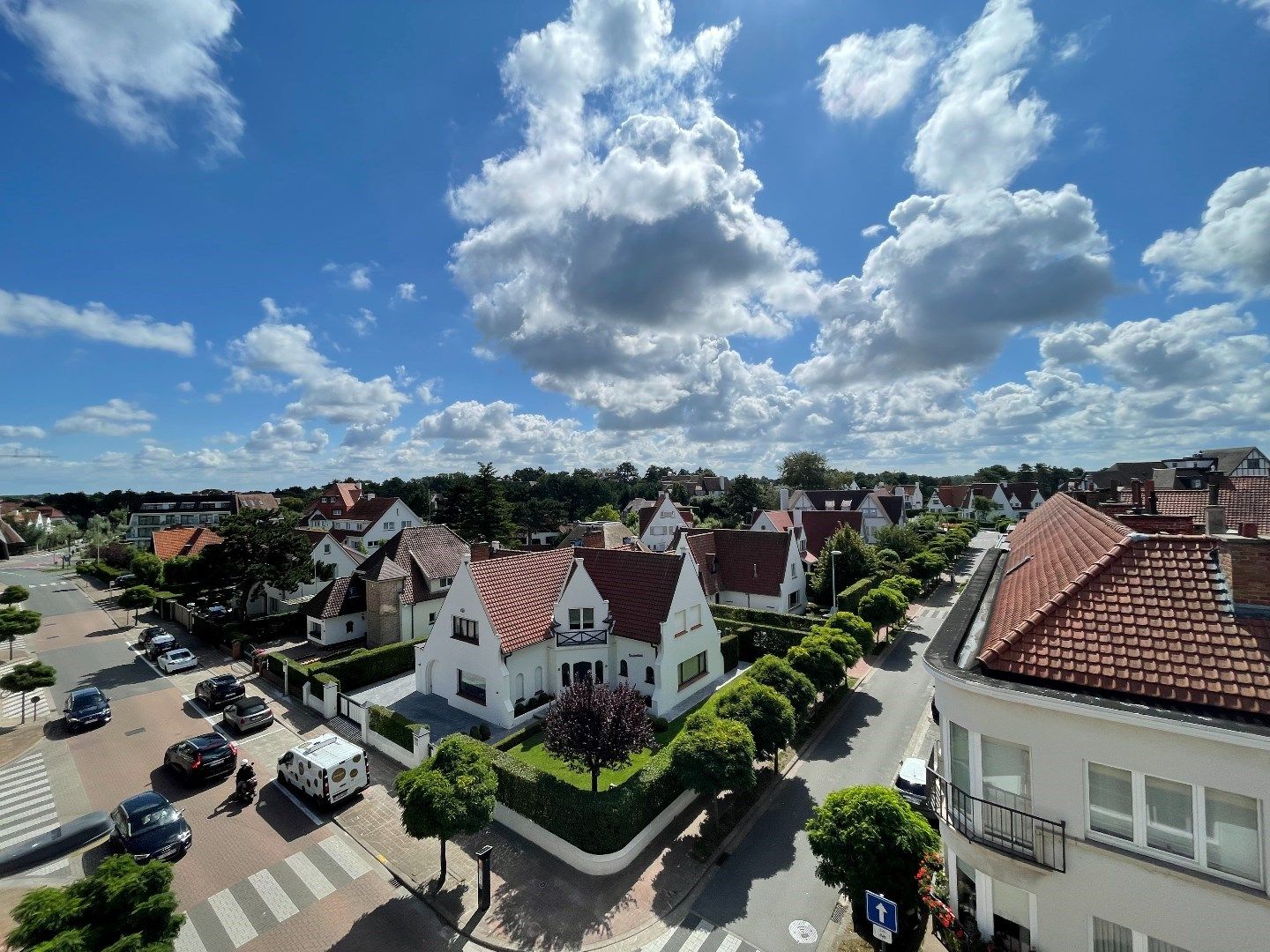 Zeer goed gelegen penthouse met zonneterrassen vlakbij de winkels van de Dumortierlaan en de Lippenslaan. Mogelijkheid tot aankoop parking. foto 5