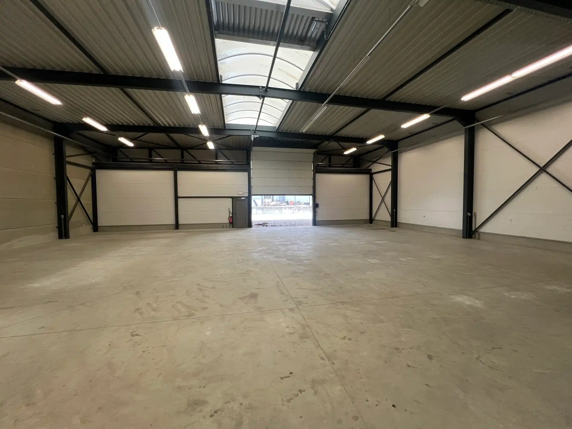 MULTIFUNCTIONEEL BEDRIJFSGEBOUW MET APPARTEMENT EN BUITENTERREIN foto 17