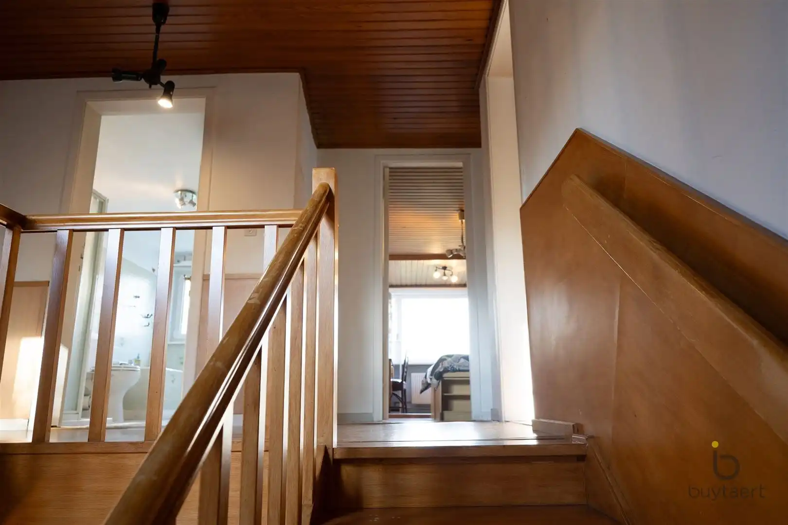 Veel renovatiepotentieel in ruime rustig gelegen familiewoning midden in het groen! foto 19