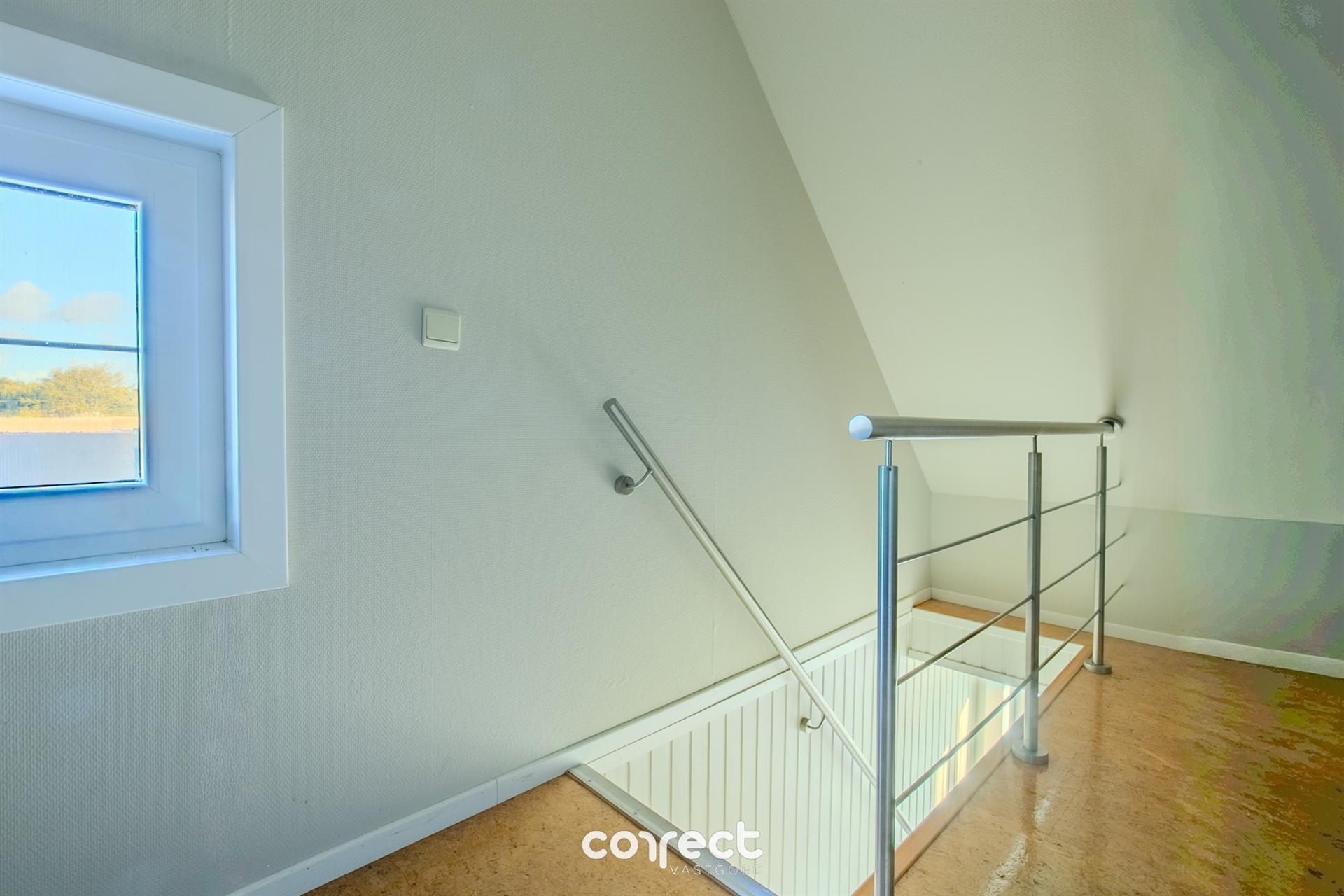 Halfopen bebouwing met ruime oprit, garage, carport en 3 volwaardige slaapkamers. foto 16