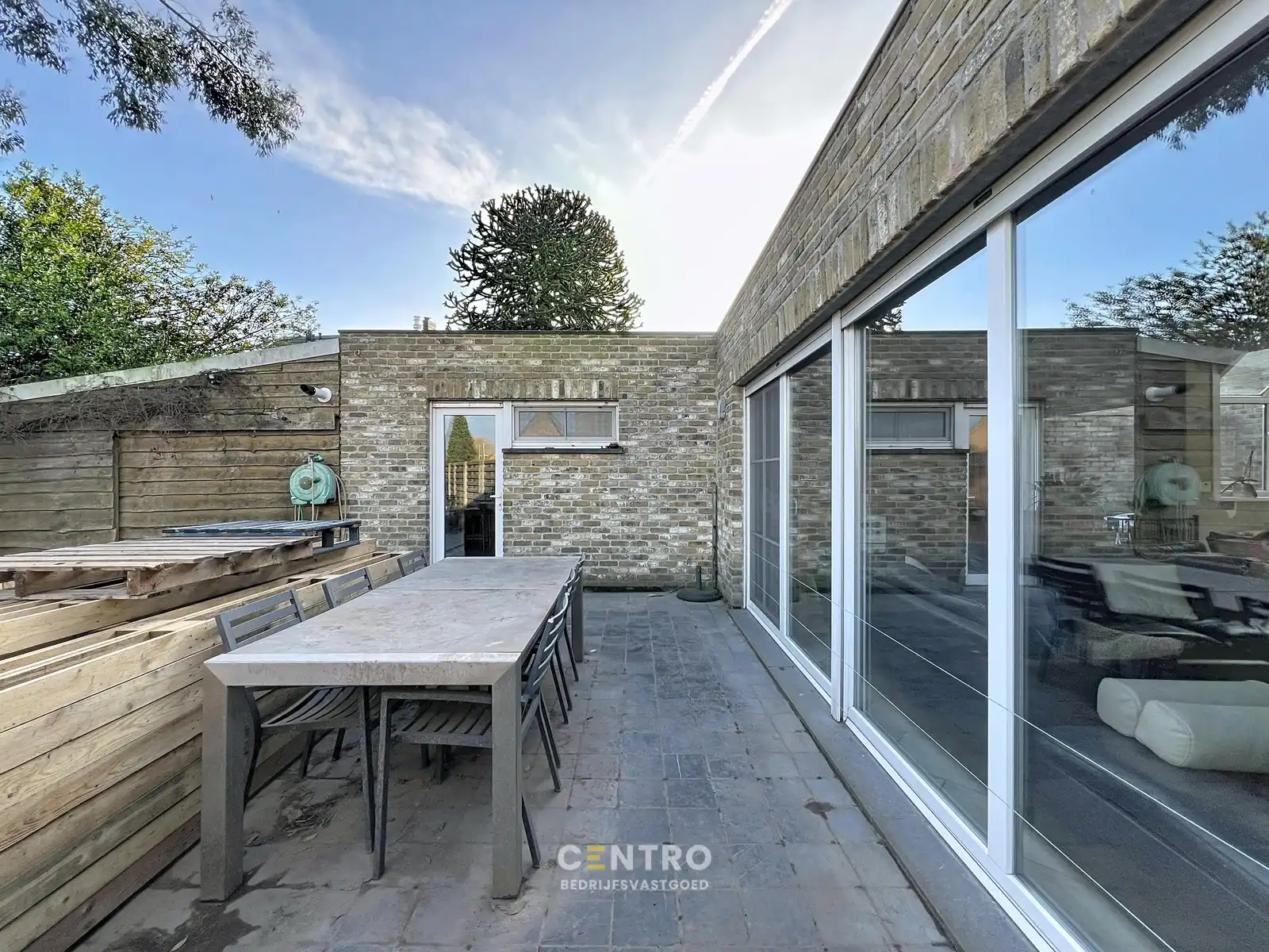 WOONST (4 slpk) met praktijkruimte, garages en extra STALLING op een ruim perceel van 820m²  te Gistel ! foto 2