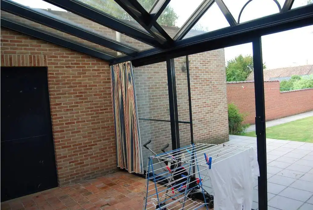 GELIJKVLOERS APPARTEMENT MET TUIN & GARAGE foto 8
