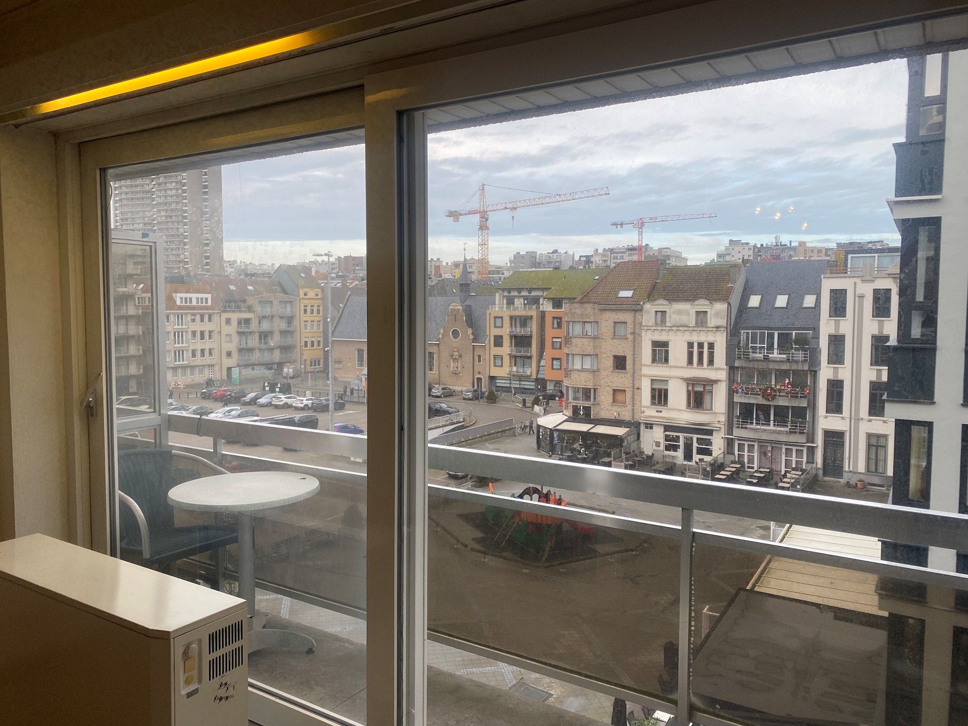 Centraal gelegen studio met terras en open zicht op het Mijnplein in Oostende foto 3