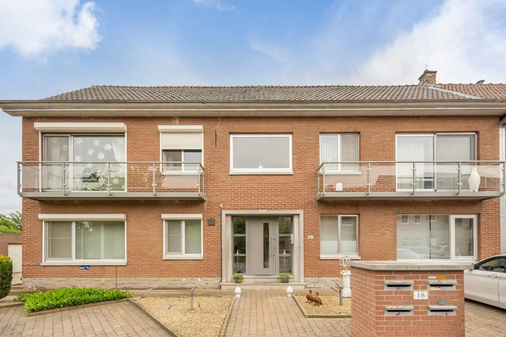 Gelijkvloers, degelijk appartement met 2 slaapkamers, ruim terras, carport en garage. foto 2