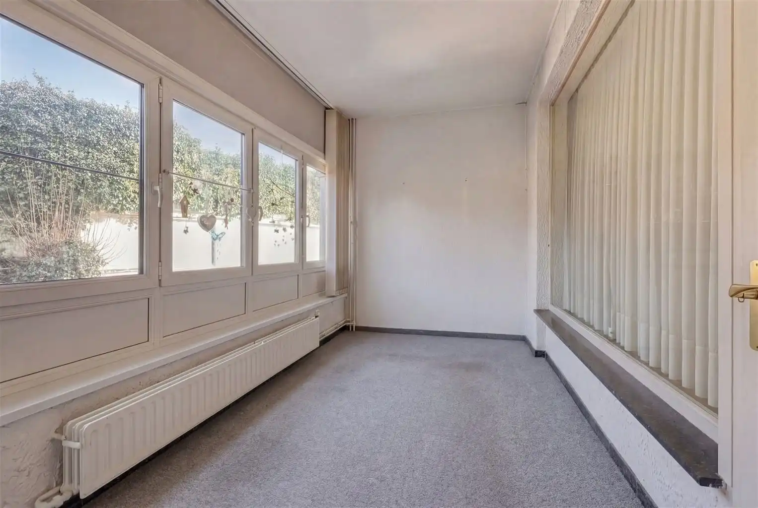 Ruime halfopen stadswoning met 3 slaapkamers, gezellige binnenkoer en achterliggende loods in het centrum van Maaseik. foto 7