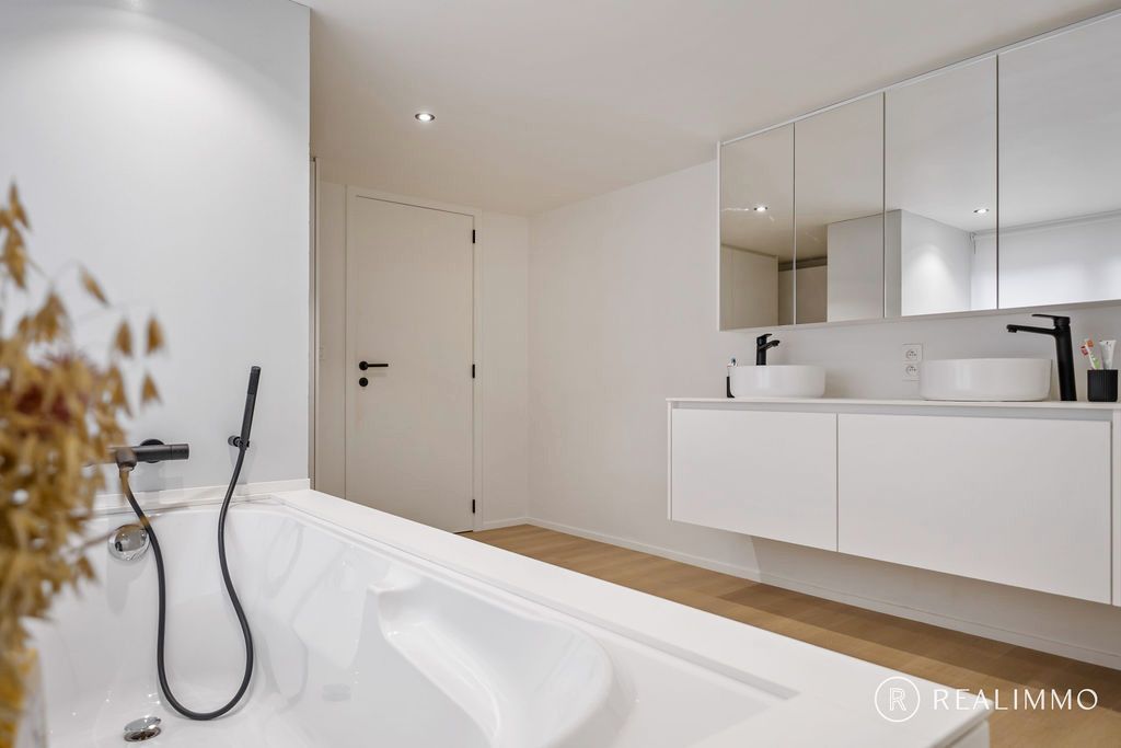 Stijlvol gerenoveerde woning met 4 slaapkamers foto 12