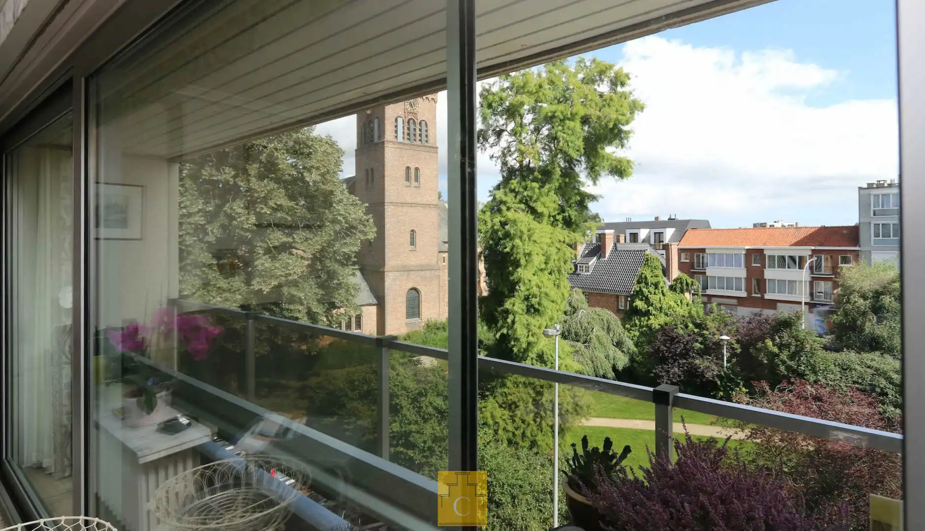 Ruim hoekappartement (155 m2) te Sint-Andries, 3 slaapkamer, terras , lift en garagebox foto {{pictureIndex}}