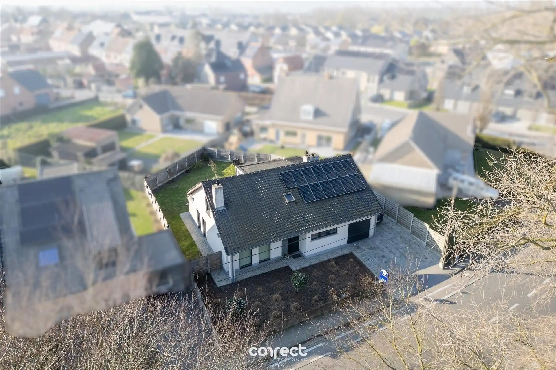 Ruime, open bebouwing met 5 slaapkamers en grote garage. foto 17