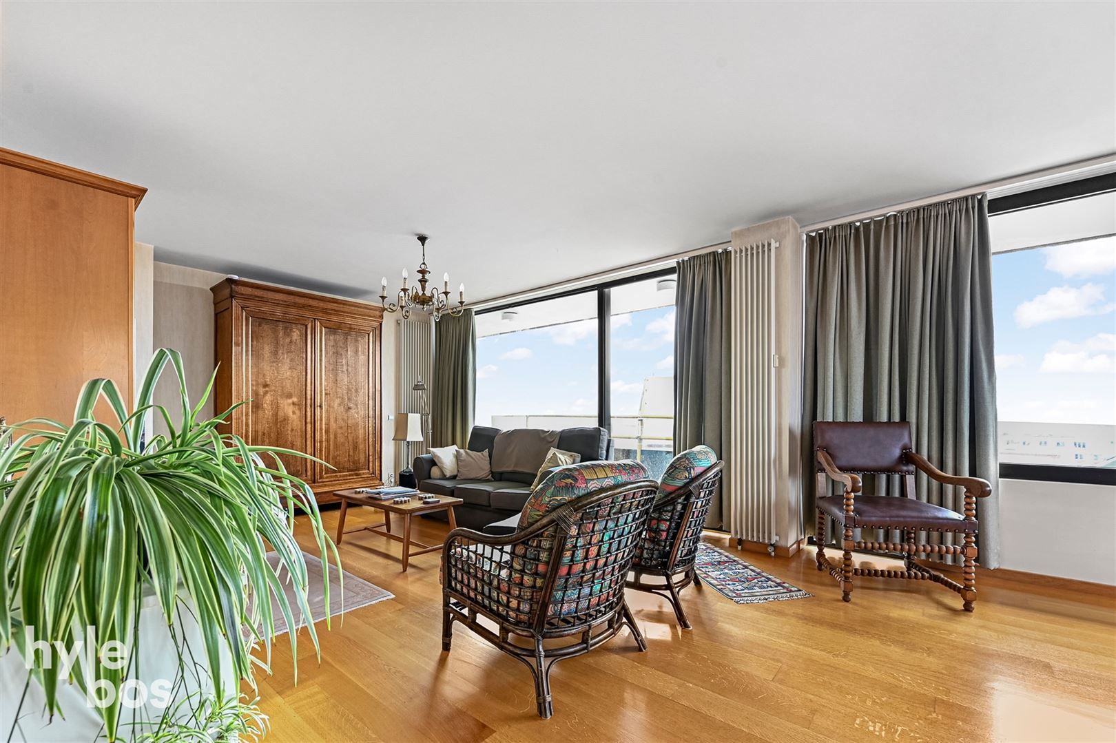 Centraal gelegen 3 slaapkamer appartement met parking foto 2