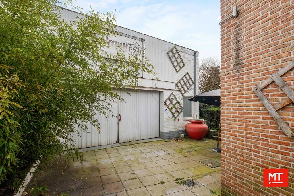 Veelzijdig gebouw bestaande uit handelsruimte, woning en appartement in het centrum van Wervik foto 3