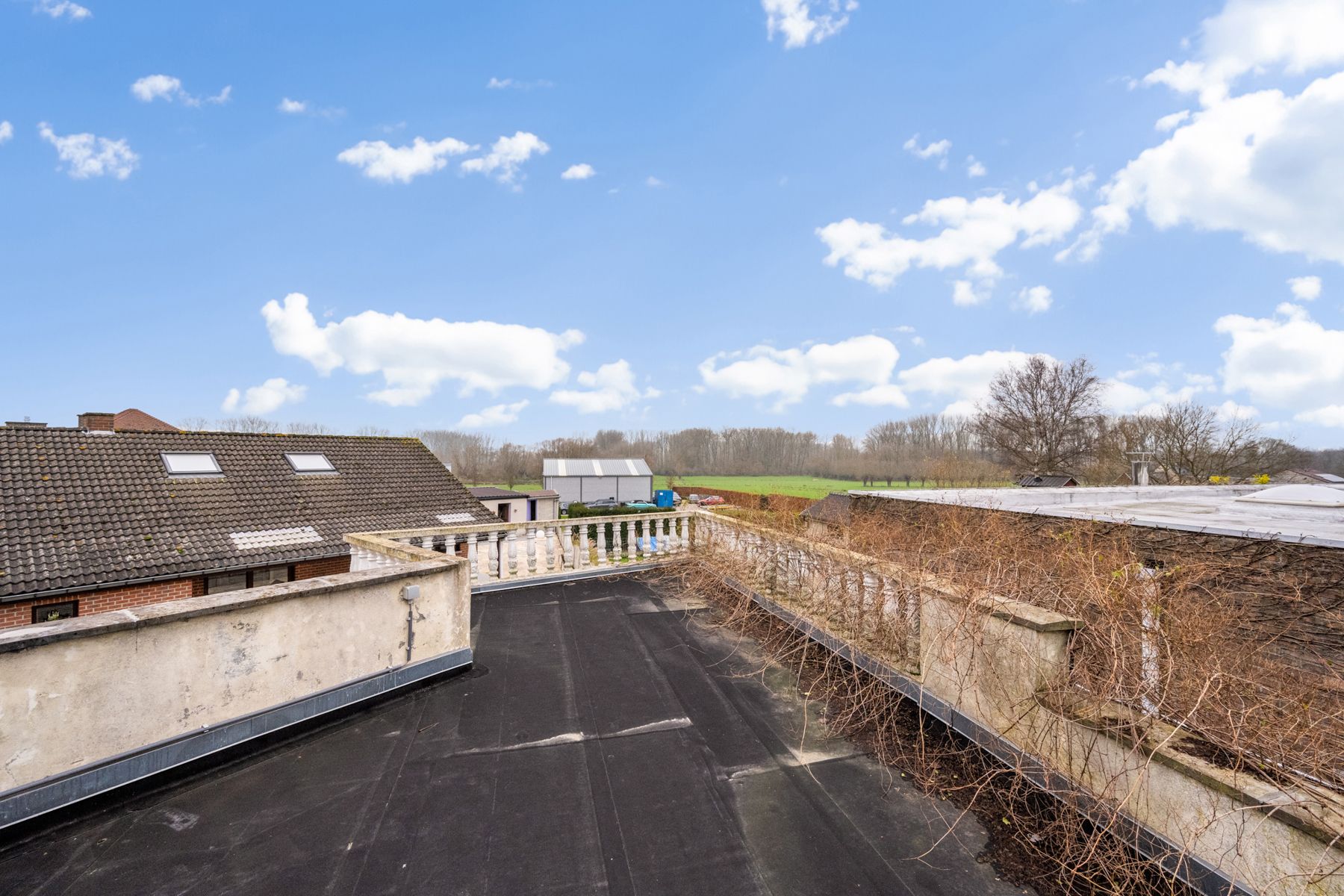 Af te werken woning met drie slaapkamers en terras  foto 16