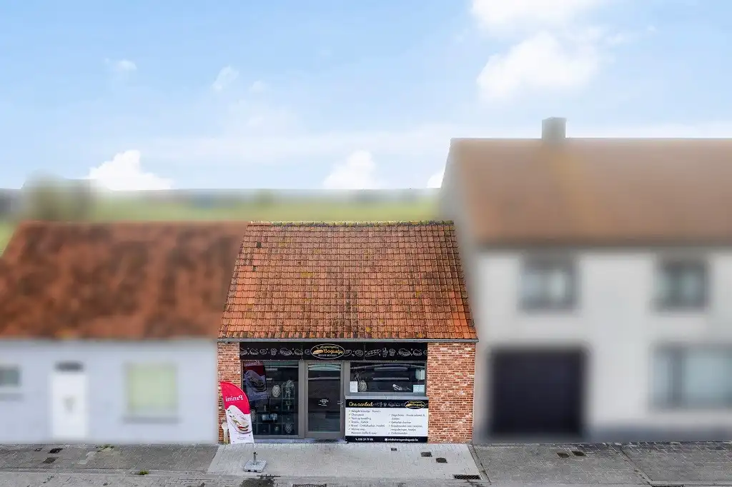 HOOGSTADE: Commercieel gelegen handelspand langs de baan N8 Veurne-Ieper, momenteel ingericht als broodjeszaak maar zeker ook andere mogelijkheden (verhuurd). foto 20