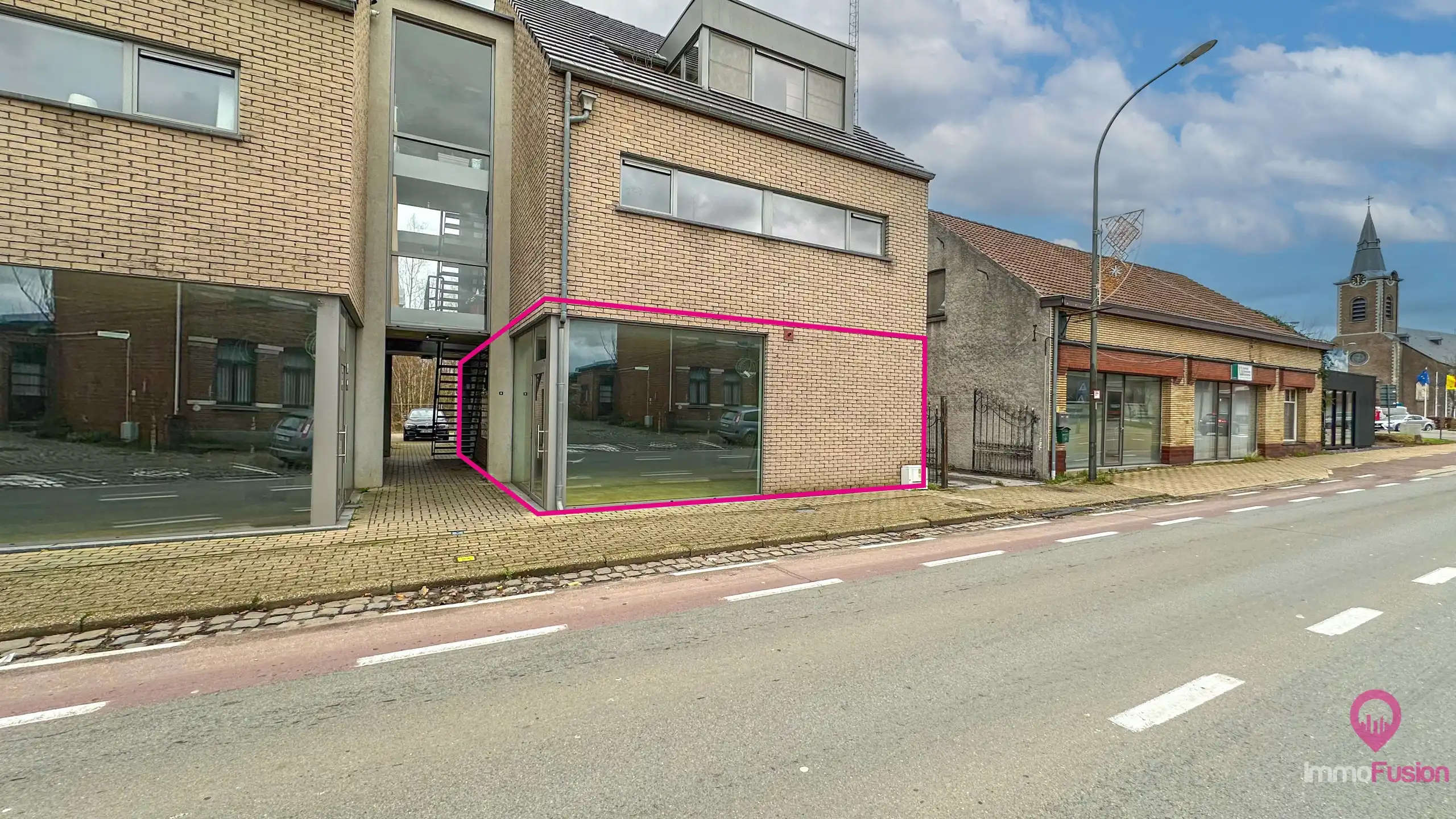 Uitstekend gelegen handelspand met 135m² in hartje Koersel! foto {{pictureIndex}}