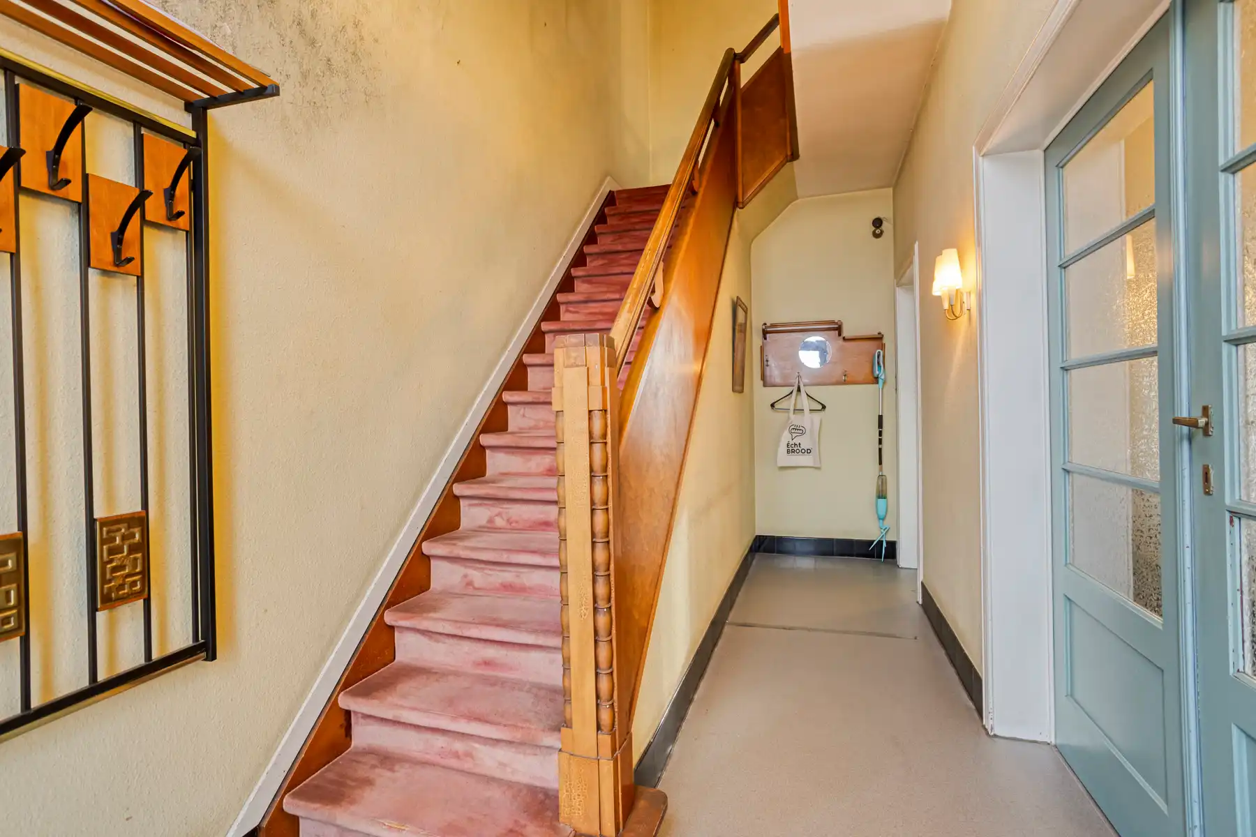 Te renoveren Charmewoning op centrale ligging foto 3