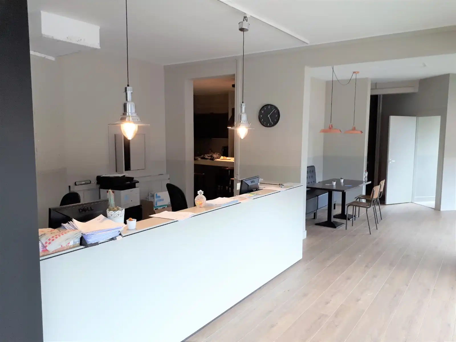 Hoek handelspand op commerciële ligging met veel visibiliteit foto 15