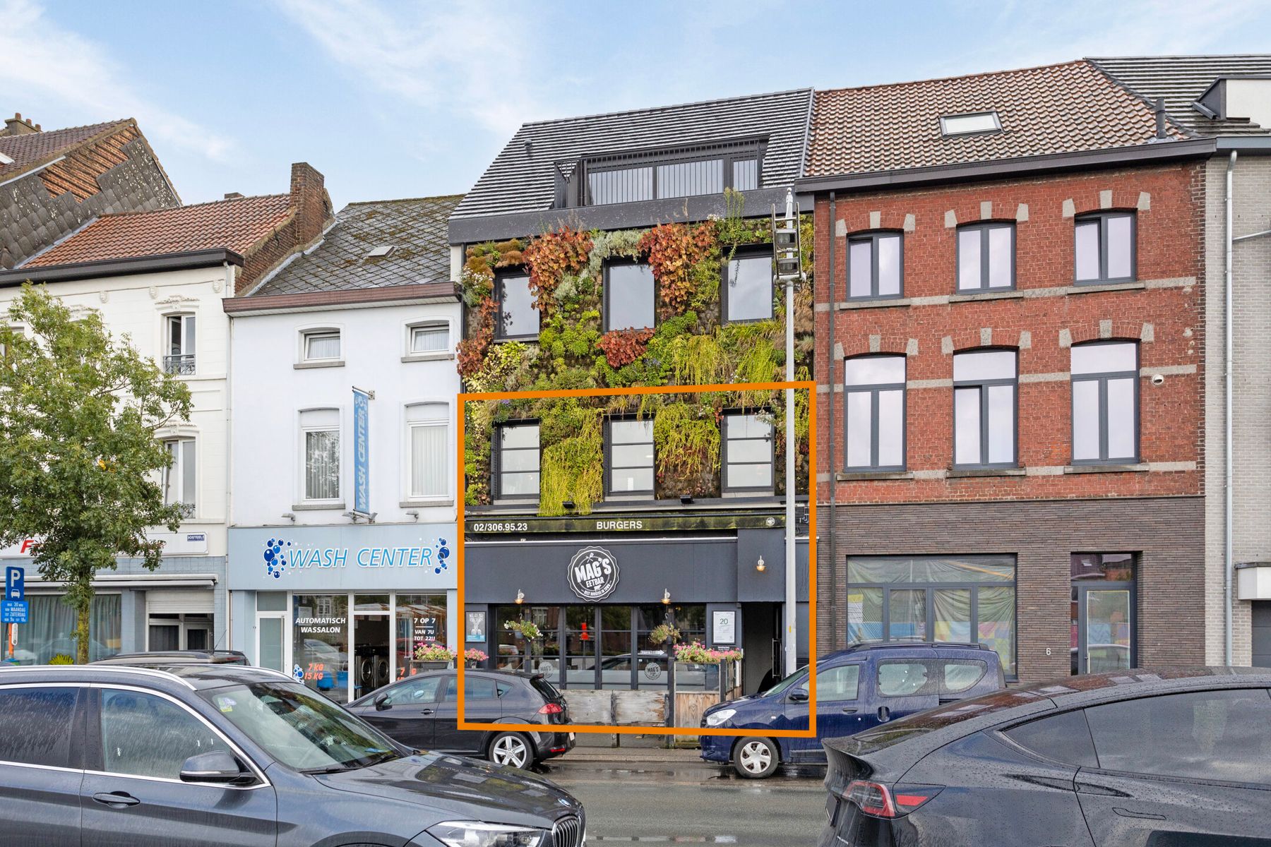 Gebouw momenteel ingericht als restaurant op stationsplein van Halle. foto 2
