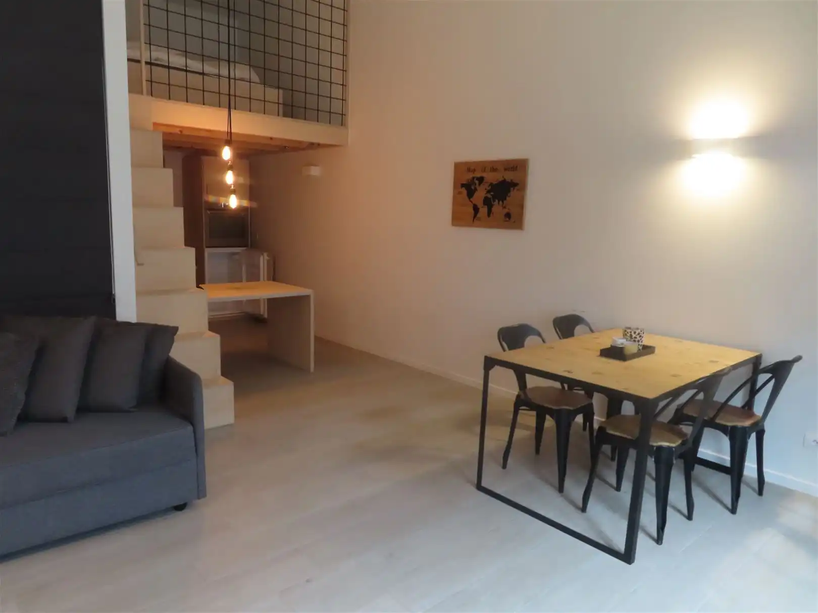 Gemeubelde studio met mezzanine in Antwerpen Zuid foto {{pictureIndex}}