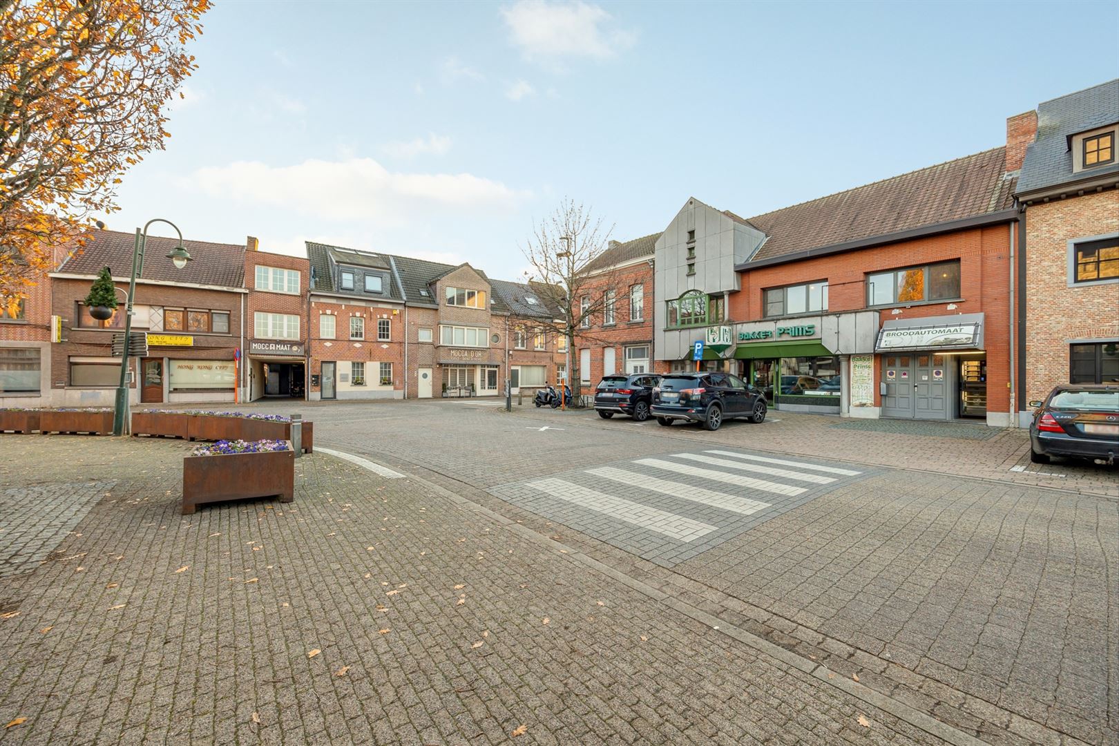 Hedendaagse commerciële ruimte met appartement foto 26