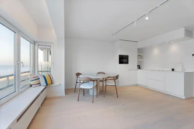 Gerenoveerd 3 slaapkamer, 2 badkamer appartement op de zeedijk in Sint-Idesbald met balkon foto 2