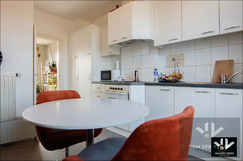 Opbrengsteigendom bestaande uit drie entiteiten: feestzaal/dienstencentrum, kantoorruimte en een duplexappartement kort aan de school en in het centrum van Paal, op een steenworp van het op- en afrittencomplex van de autosnelweg E313! foto 6