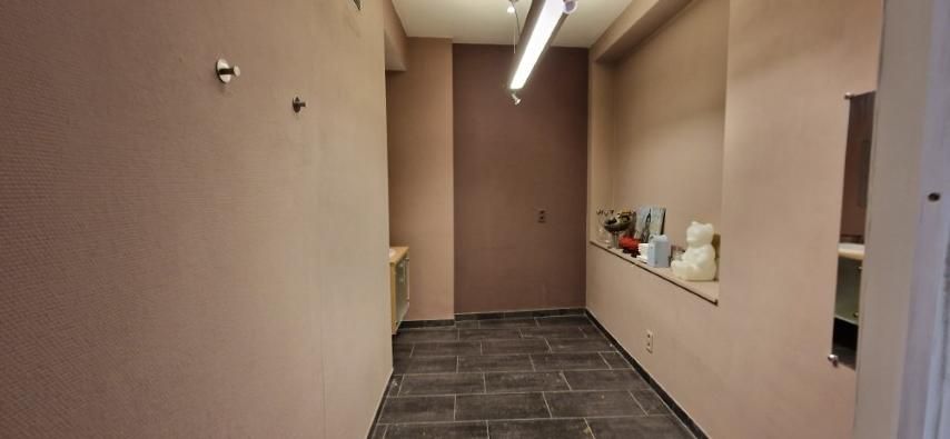 Ruime EENGEZINSWONING met grote leefruimten, 2 slaapkamers en mooi terras, woning met mogelijkheden, op 1 are 33 ca. foto 10