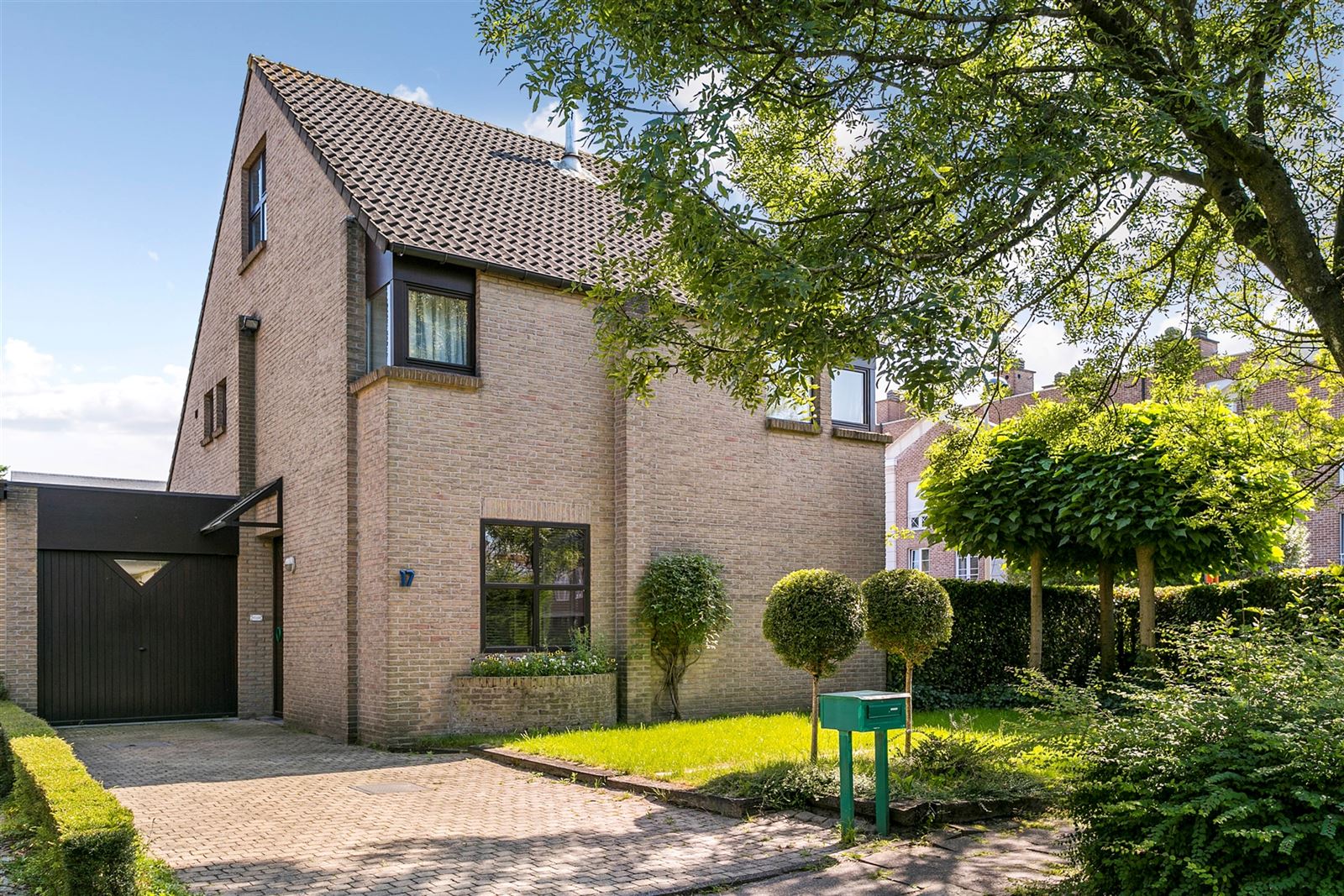 Verrassend ruime half open bebouwing 4 slpks / garage / car-port foto {{pictureIndex}}